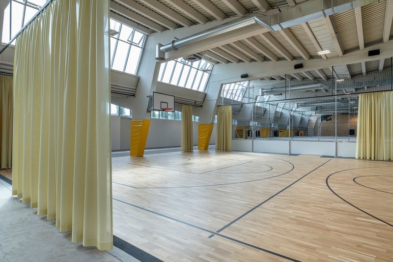 Umnutzung Messehalle 9 – Sportfelder mit Akustikvorhängen – Nina Baisch